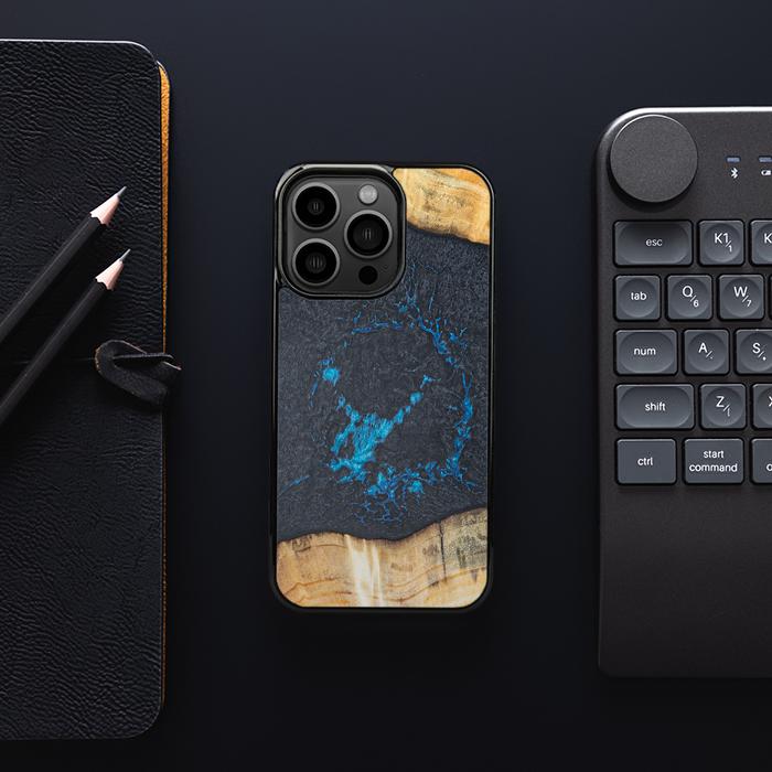 iPhone 13 Pro Handyhülle aus Harz und Holz - Synergy#F35