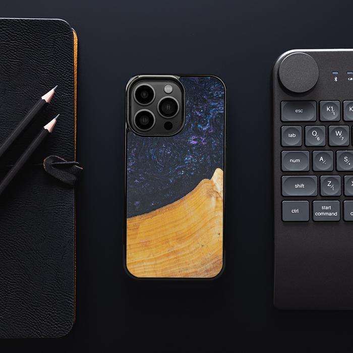 iPhone 13 Pro Handyhülle aus Harz und Holz - Synergy#F37