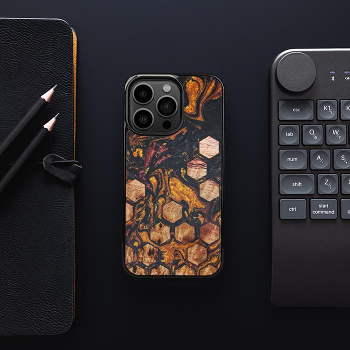 iPhone 13 Pro Handyhülle aus Harz und Holz - Synergy#F38