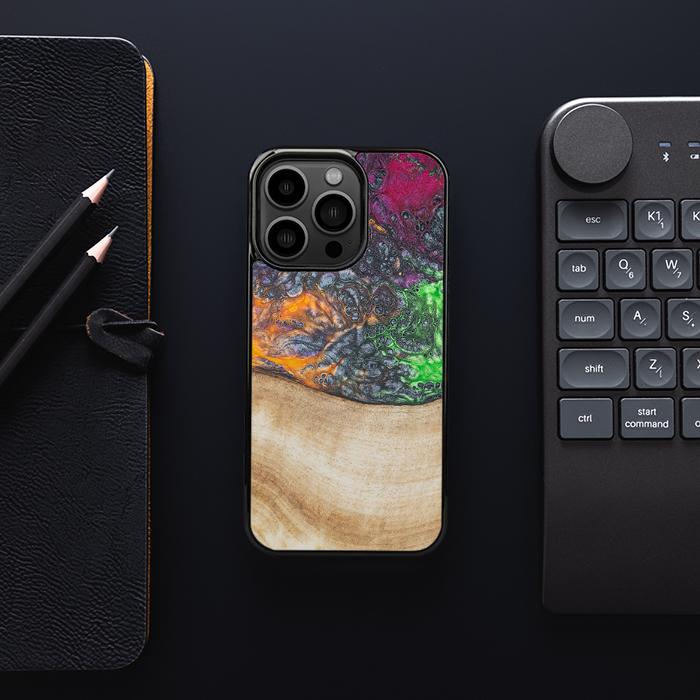 iPhone 13 Pro Handyhülle aus Harz und Holz - Synergy#F6