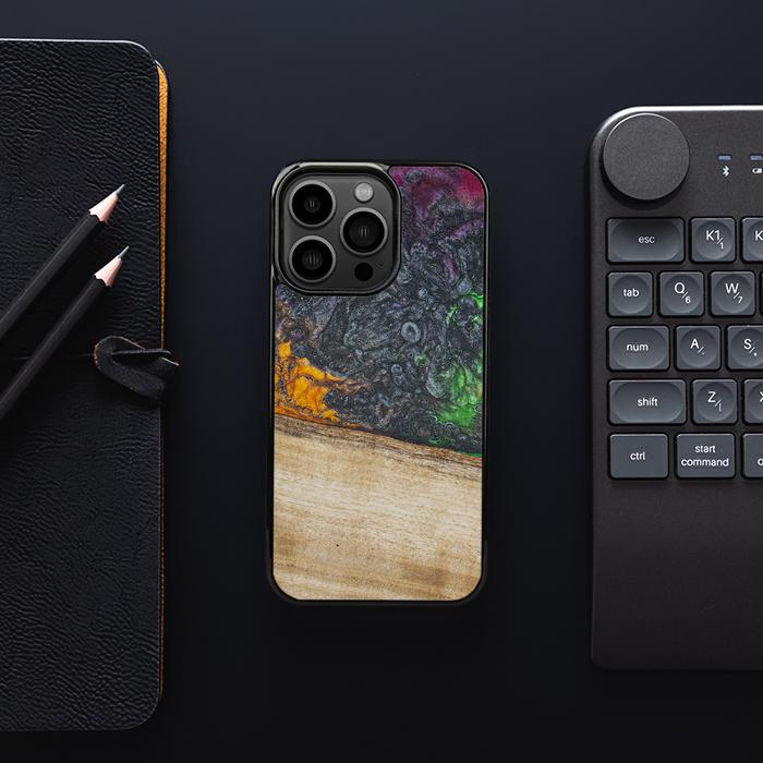 iPhone 13 Pro Handyhülle aus Harz und Holz - Synergy#F8