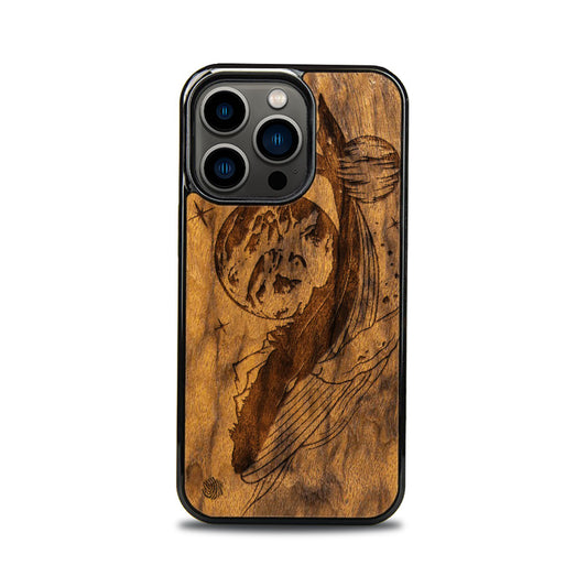 iPhone 13 Pro Handyhülle aus Holz - Kosmischer Wal