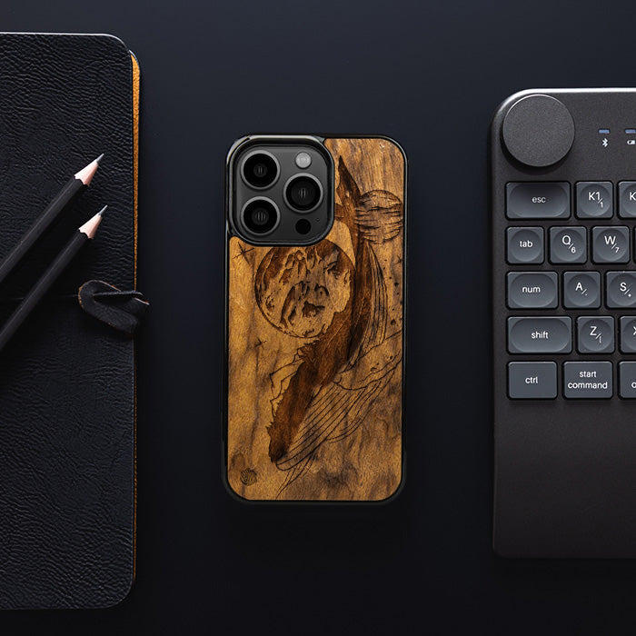 iPhone 13 Pro Handyhülle aus Holz - Kosmischer Wal