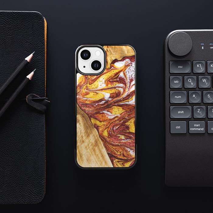 iPhone 13 Handyhülle aus Harz und Holz - Synergy#E4
