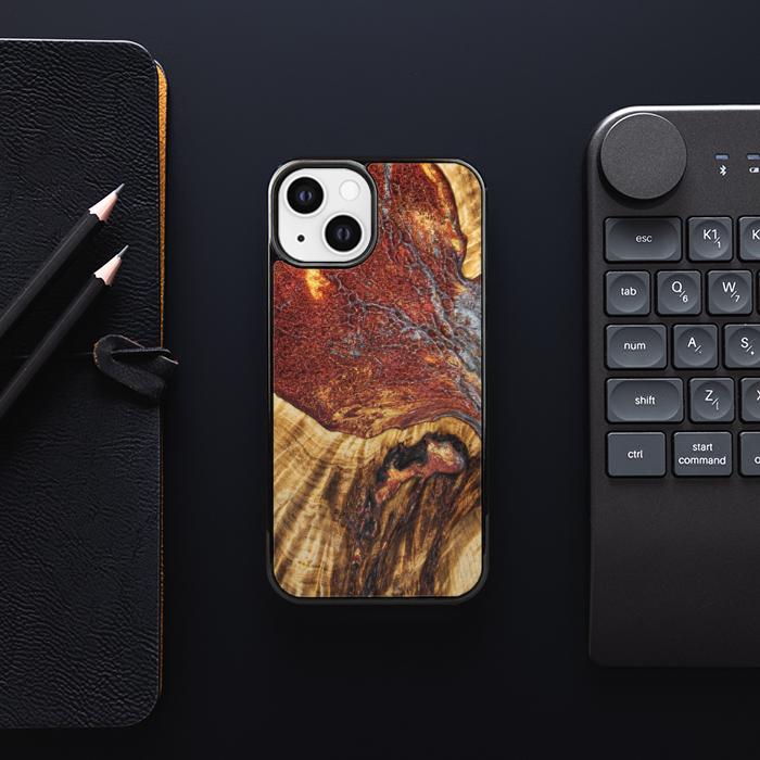 iPhone 13 etui na telefon z żywicy i drewna - Synergy#E9