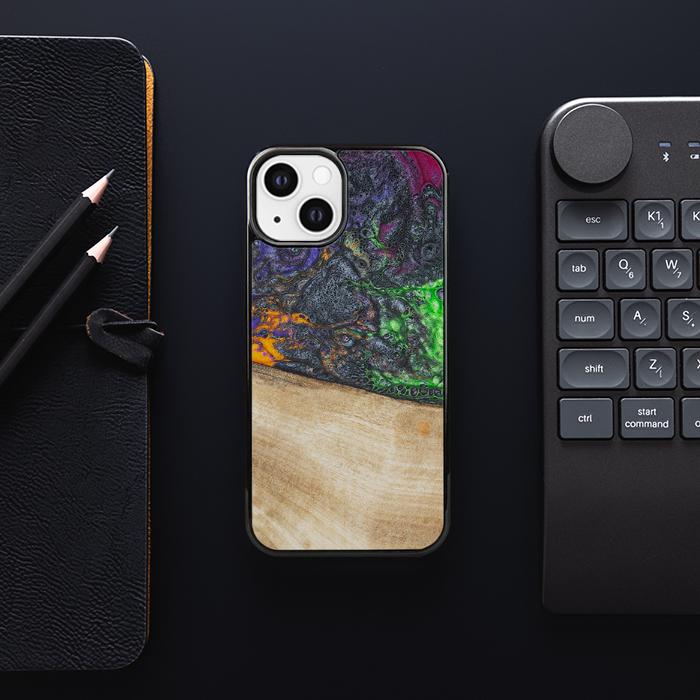 iPhone 13 Handyhülle aus Harz und Holz - Synergy#F10