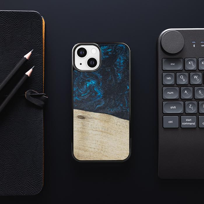 iPhone 13 Handyhülle aus Harz und Holz - Synergy#F17