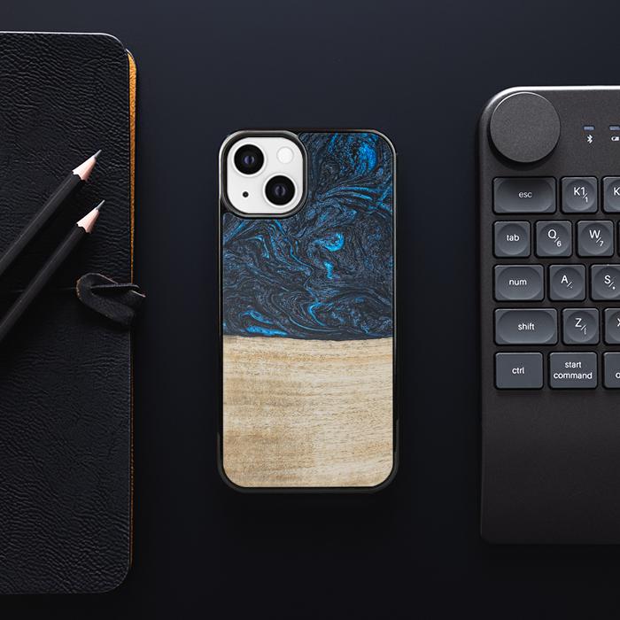 iPhone 13 Handyhülle aus Harz und Holz - Synergy#F19