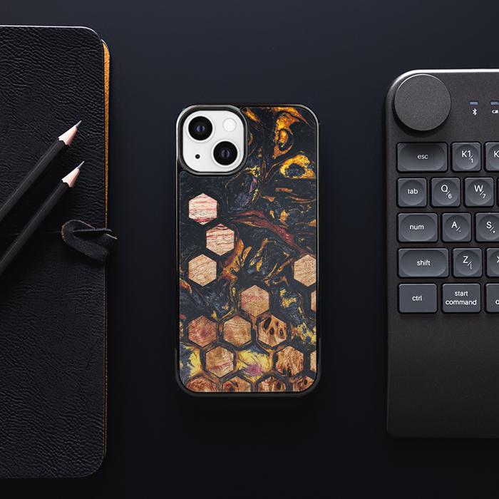 iPhone 13 Handyhülle aus Harz und Holz - Synergy#F26