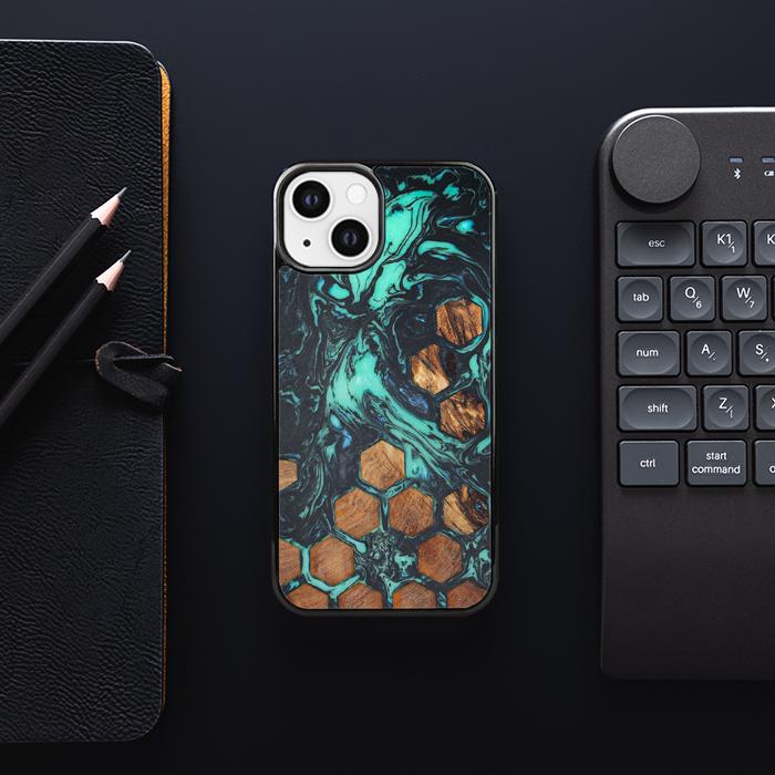 iPhone 13 Handyhülle aus Harz und Holz - Synergy#F28
