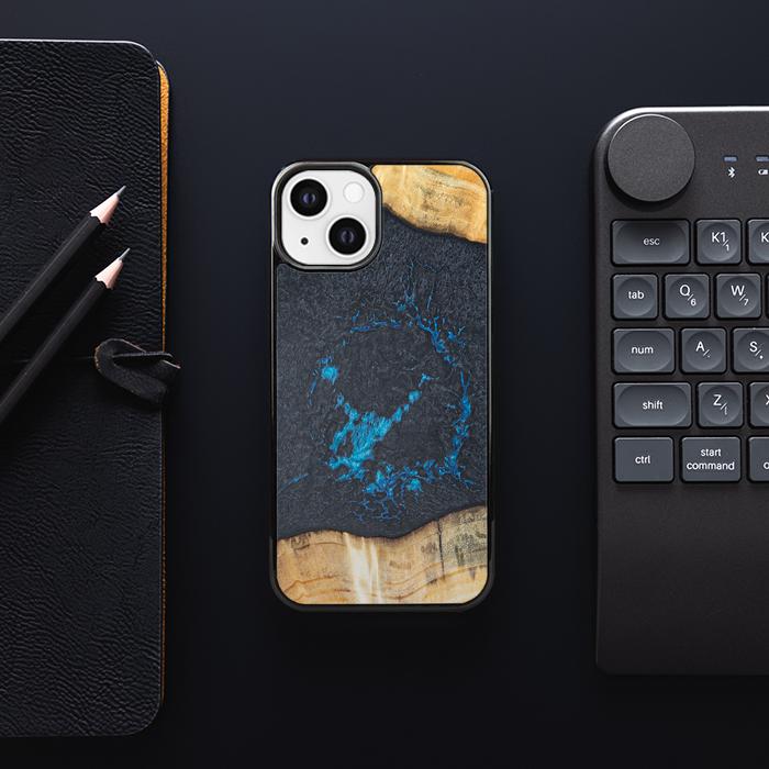 iPhone 13 Handyhülle aus Harz und Holz - Synergy#F35