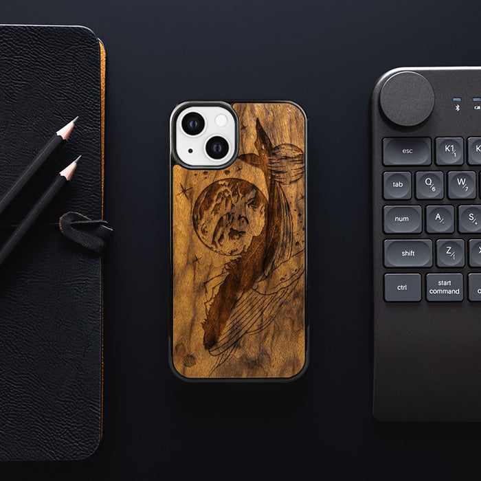 iPhone 13 Handyhüllen aus Holz – Kosmischer Wal