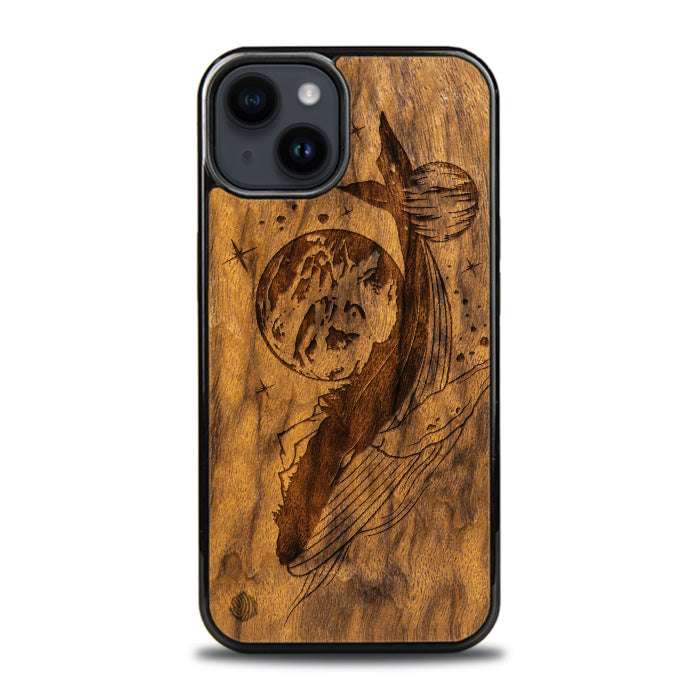 iPhone 14 Plus Handyhülle aus Holz - Kosmischer Wal