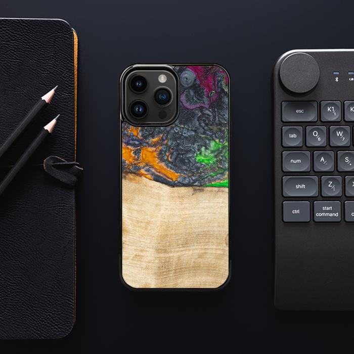 iPhone 14 Pro Max Handyhülle aus Harz und Holz - Synergy#F16
