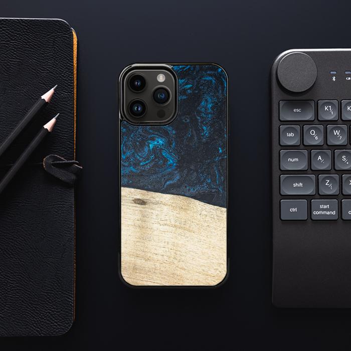 iPhone 14 Pro Max Handyhülle aus Harz und Holz - Synergy#F17