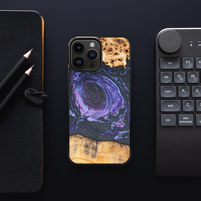 iPhone 14 Pro Max Handyhülle aus Harz und Holz - Synergy#F24