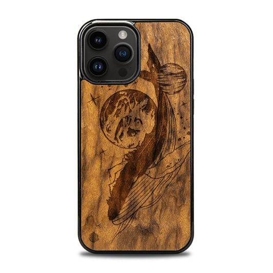 iPhone 14 Pro Max Handyhülle aus Holz - Kosmischer Wal