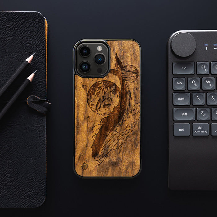 iPhone 14 Pro Max Handyhülle aus Holz - Kosmischer Wal