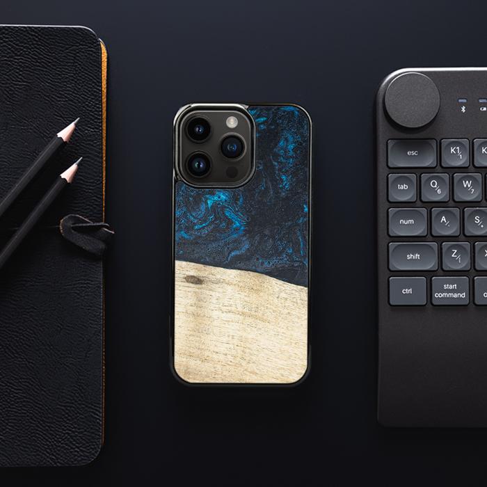 iPhone 14 Pro Handyhülle aus Harz und Holz - Synergy#F17