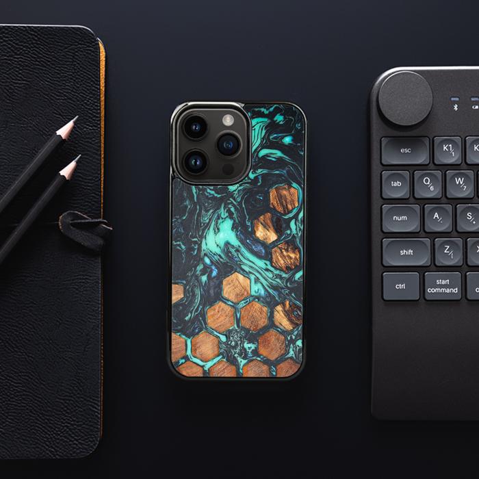 iPhone 14 Pro Handyhülle aus Harz und Holz - Synergy#F28