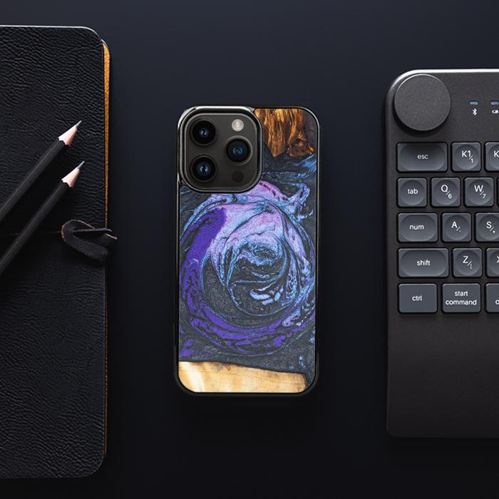 iPhone 14 Pro Handyhülle aus Harz und Holz - Synergy#F34