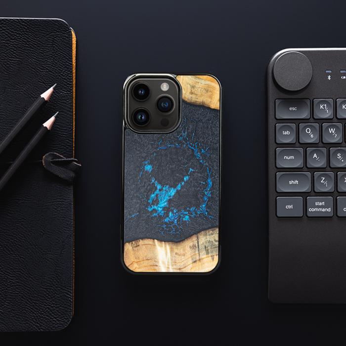 iPhone 14 Pro Handyhülle aus Harz und Holz - Synergy#F35
