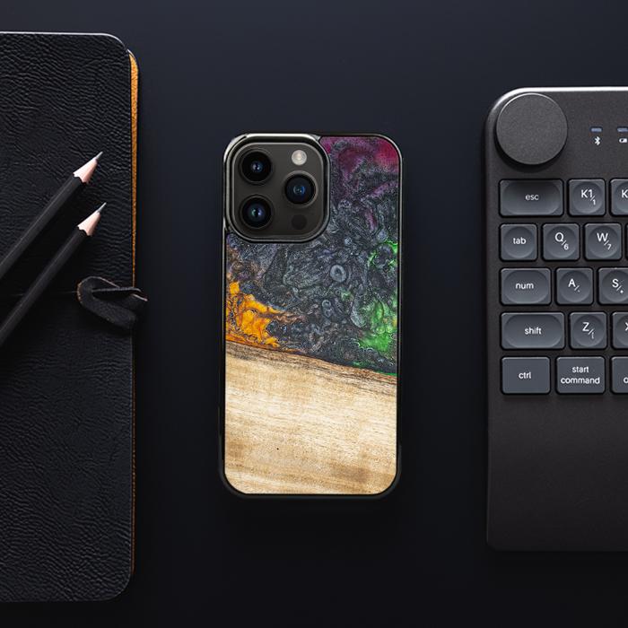 iPhone 14 Pro Handyhülle aus Harz und Holz - Synergy#F8