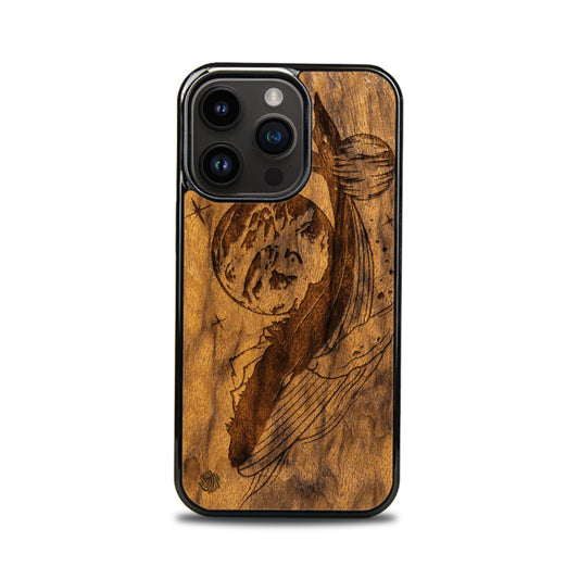 iPhone 14 Pro Handyhülle aus Holz - Kosmischer Wal