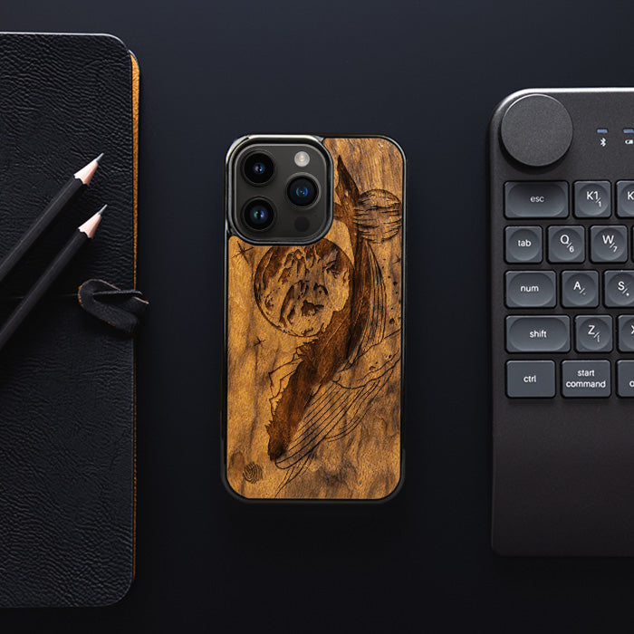 iPhone 14 Pro Handyhülle aus Holz - Kosmischer Wal
