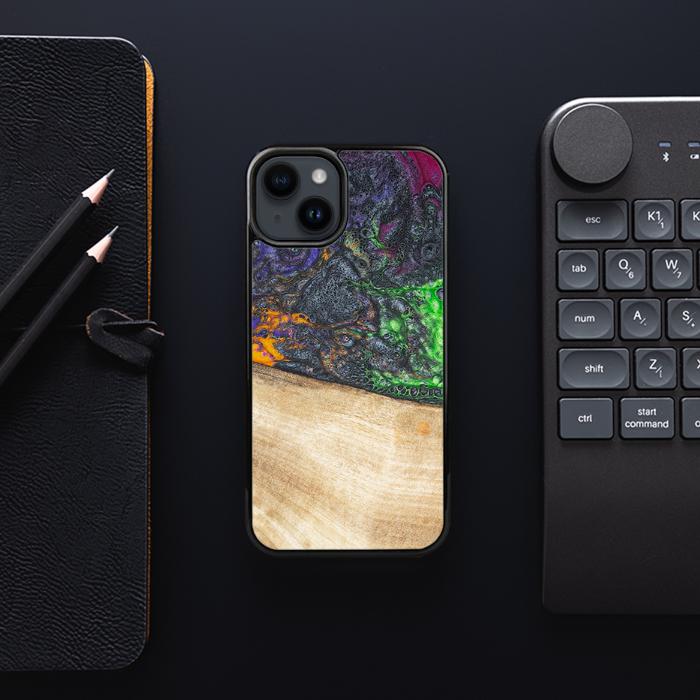 iPhone 14 Handyhülle aus Harz und Holz - Synergy#F10