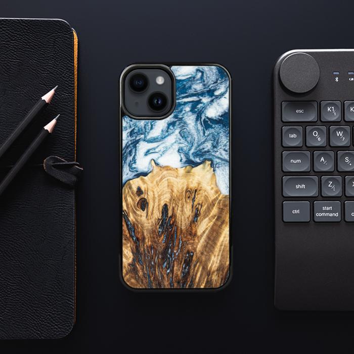 iPhone 15 Plus Handyhülle aus Harz und Holz - Synergy#E23