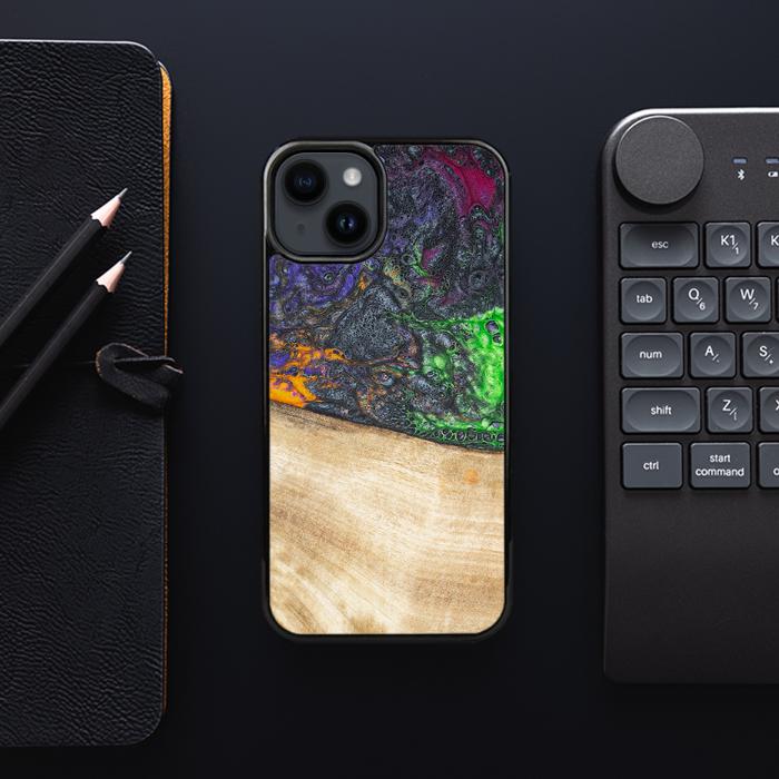 iPhone 15 Plus Handyhülle aus Harz und Holz - Synergy#F10