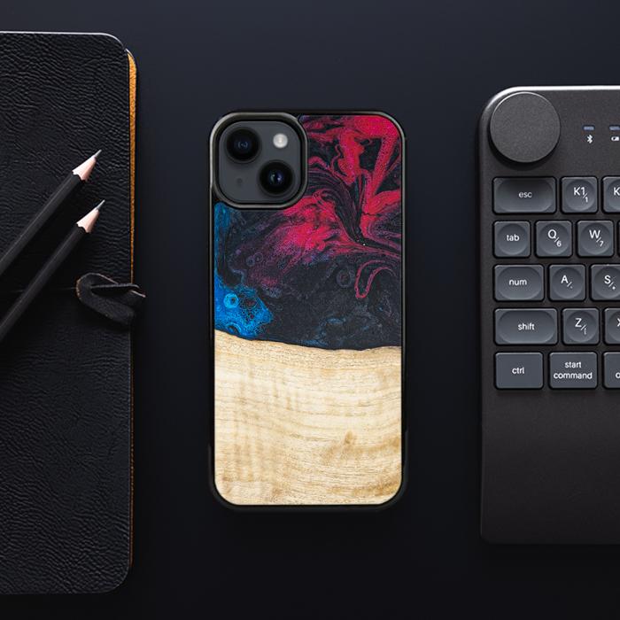 iPhone 15 Plus Handyhülle aus Harz und Holz - Synergy#F14