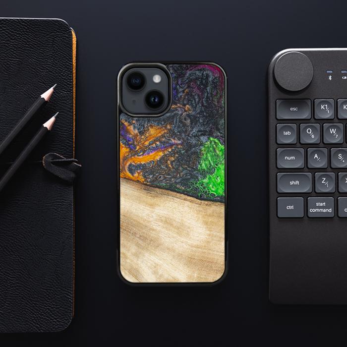 iPhone 15 Plus Handyhülle aus Harz und Holz - Synergy#F15