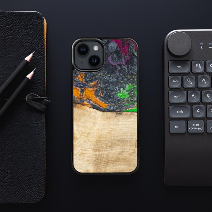 iPhone 15 Plus Handyhülle aus Harz und Holz - Synergy#F16