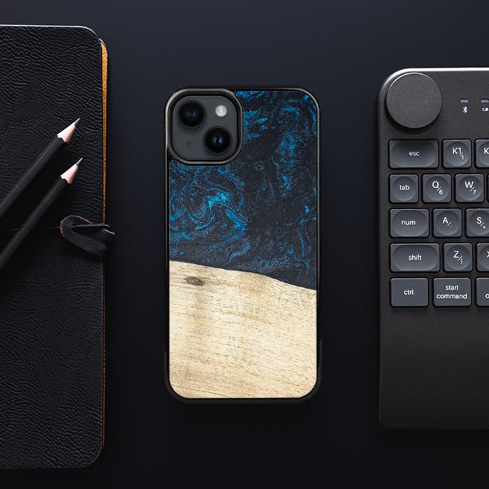 iPhone 15 Plus Handyhülle aus Harz und Holz - Synergy#F17