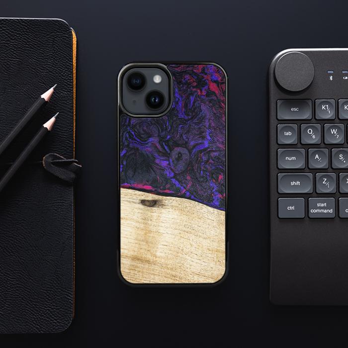 iPhone 15 Plus Handyhülle aus Harz und Holz - Synergy#F18