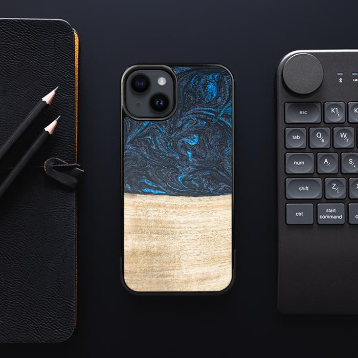 iPhone 15 Plus Handyhülle aus Harz und Holz - Synergy#F19