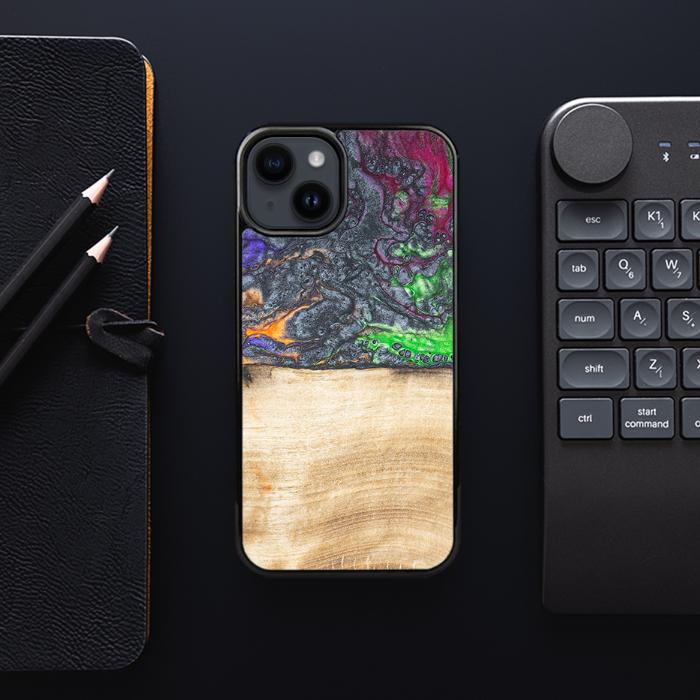 iPhone 15 Plus Handyhülle aus Harz und Holz - Synergy#F2