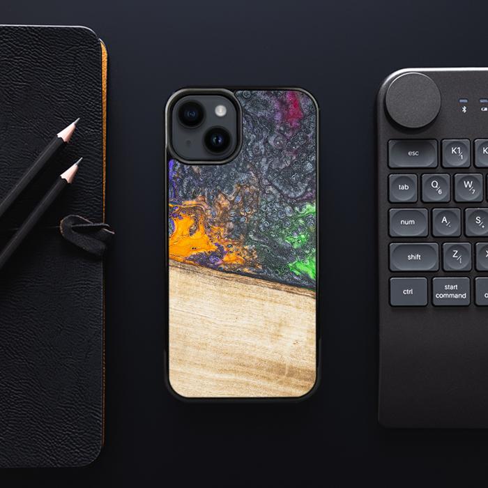 iPhone 15 Plus Handyhülle aus Harz und Holz - Synergy#F20