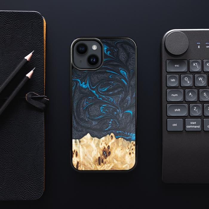 iPhone 15 Plus Handyhülle aus Harz und Holz - Synergy#F21