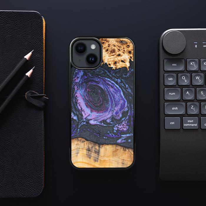 iPhone 15 Plus Handyhülle aus Harz und Holz - Synergy#F24