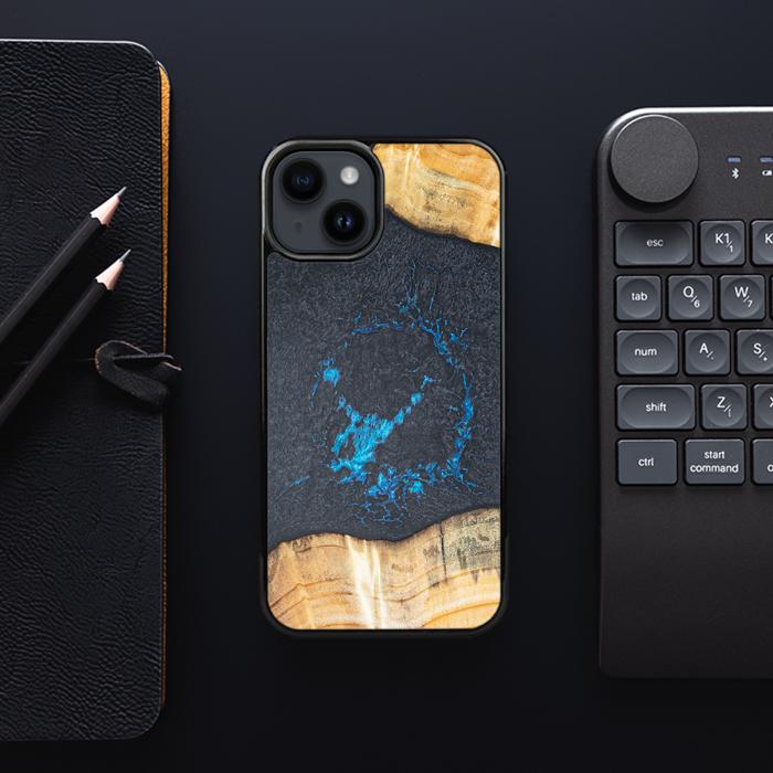 iPhone 15 Plus Handyhülle aus Harz und Holz - Synergy#F35