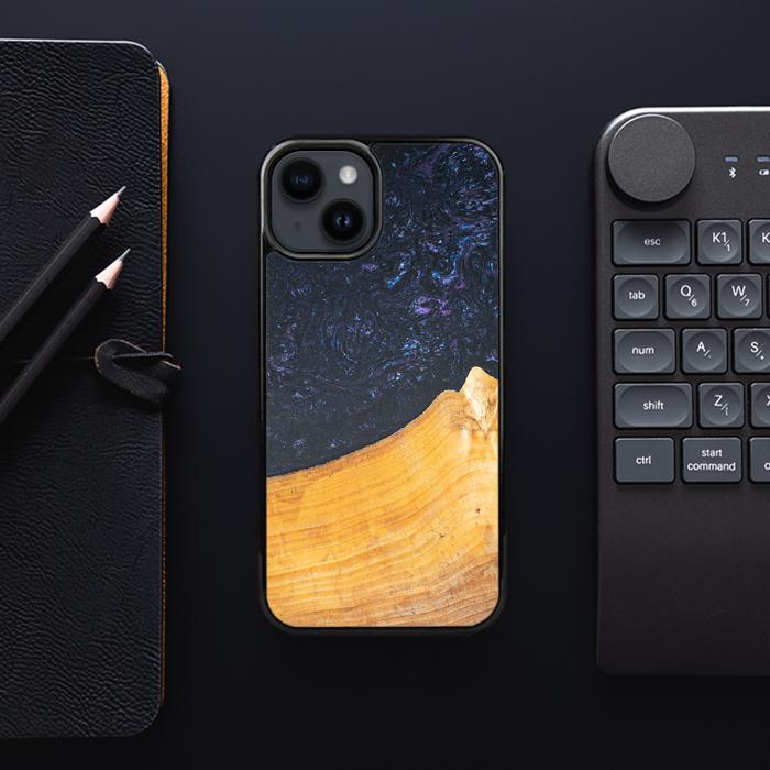 iPhone 15 Plus Handyhülle aus Harz und Holz - Synergy#F37