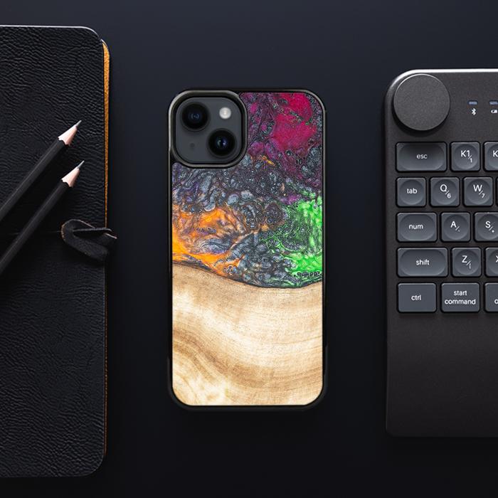 iPhone 15 Plus Handyhülle aus Harz und Holz - Synergy#F6