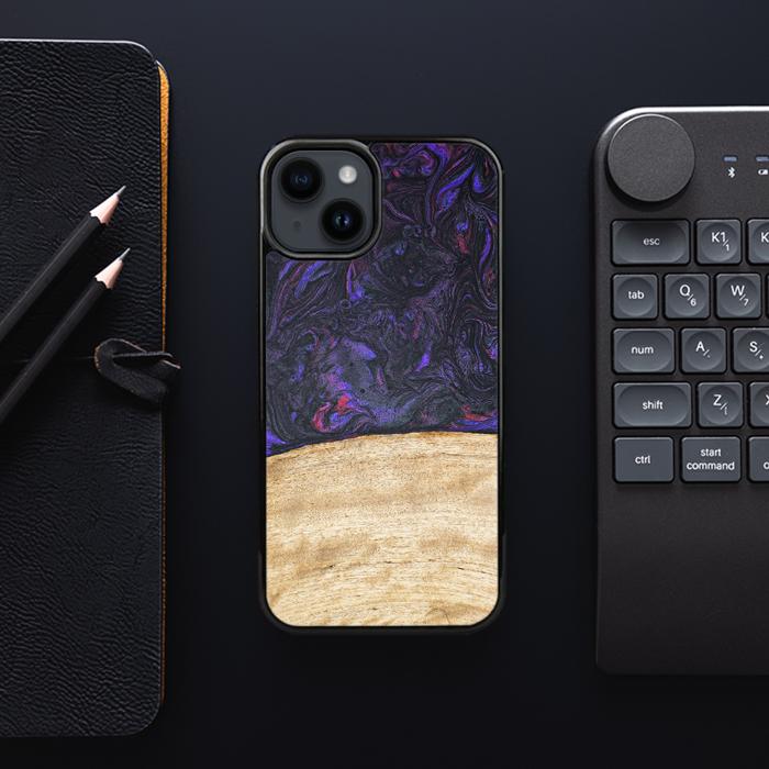 iPhone 15 Plus Handyhülle aus Harz und Holz - Synergy#F7