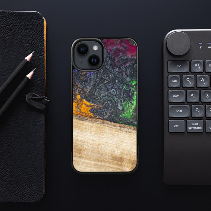 iPhone 15 Plus Handyhülle aus Harz und Holz - Synergy#F8