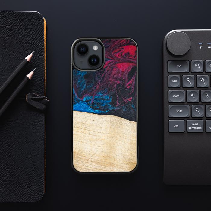 iPhone 15 Plus Handyhülle aus Harz und Holz - Synergy#F9
