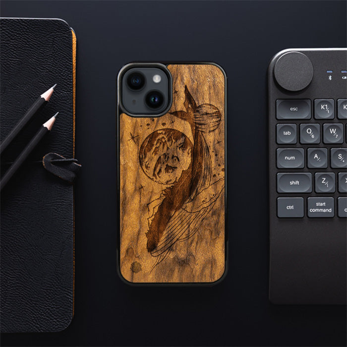 iPhone 15 Plus Handyhülle aus Holz – Kosmischer Wal