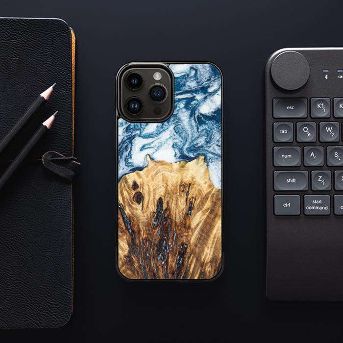iPhone 15 Pro Max Handyhülle aus Harz und Holz - Synergy#E23